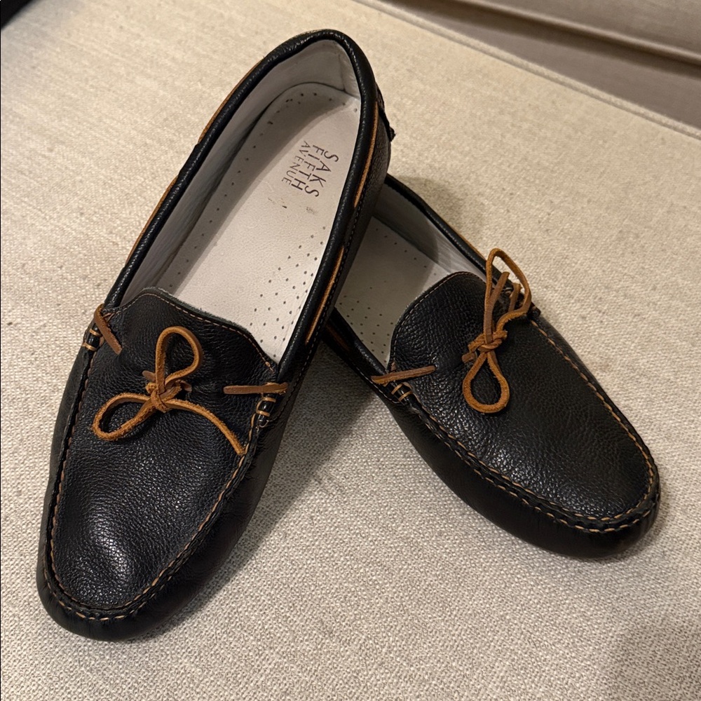 Saks Fifth Avenue Driving Loafer Black Leather W/Brown stitching “Tanga” SZ 10M
